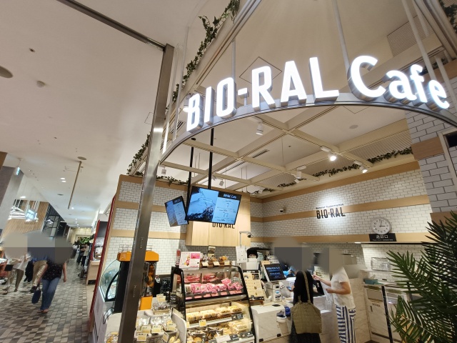 明るく開放的なビオラルカフェの外観