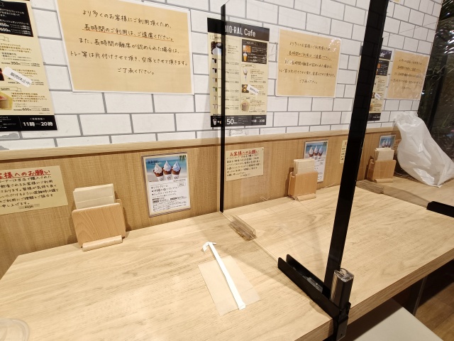 明るく清潔感のあるカウンター席