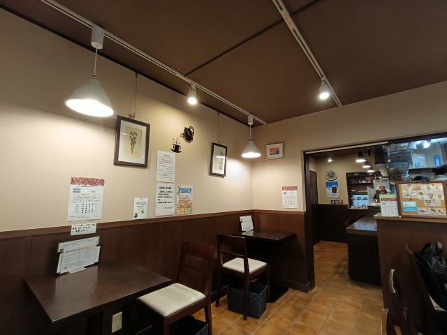 ウッディな店内