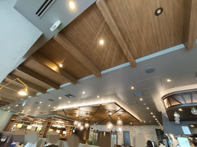 天井や照明が見える店内