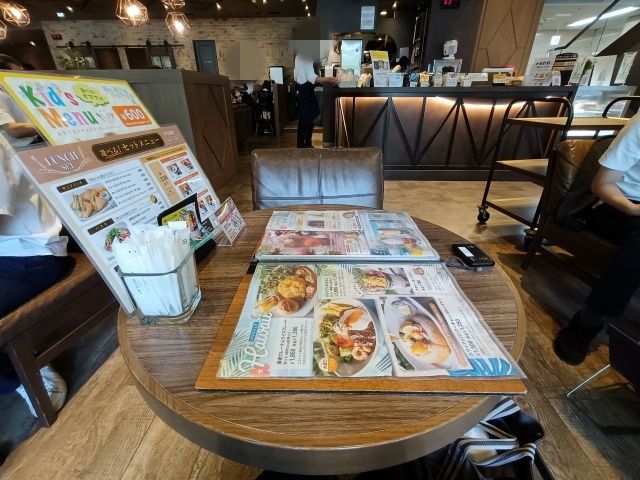 テーブル席と店内の様子
