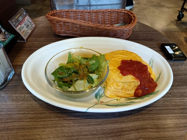 オムライスとサラダの全体