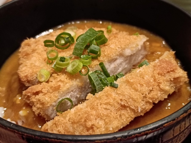 カツカレー丼のアップ