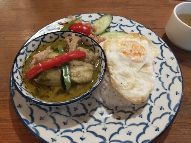 ガパオとグリーンカレーのセット全体