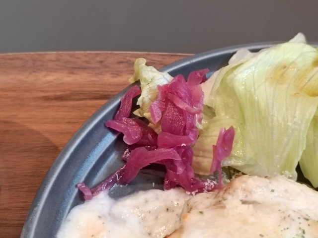 W COFFEE 北大塚店 サラダとピンク色の漬物