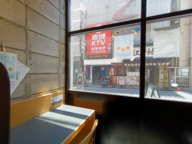 W COFFEE 北大塚店 窓際カウンター席